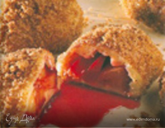 Ньокки варить в подсоленной воде, пока не всплывут. Выложить ньокки на блюдо.
Соусов можеть быть два. Сладкий и соленый. Соленый - сливочное масло и шалфей. Для сладкого на сковородке распустить сливочное масло, добавить панировочные сухари, сахар и корицу и немного все прогреть вместе. В этот соус выложить ньокки и дать им пропитаться соусом. Выложить на блюдо.