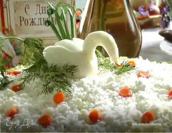 По краям пересыпать натёртыми желтками яиц. Между желтками и краем блюда выкладываем лук. Можно добавить, что есть под руками (калина, рябина и т.п.) Украсить салат, сделав из отваренного яйца лебедя или чем-то на своё усмотрение. Фантазиям и творчеству - нет предела.