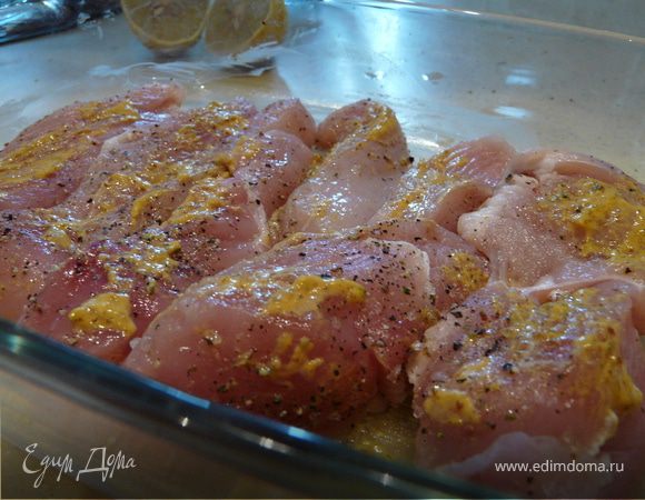 Смазать сливочным маслом небольшую посуду, сложить в нее порезаное на большие куски мясо, поперчив, посолив и немного смазав его горчицей.