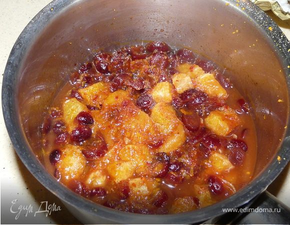 В кастрюльку сложить клюкву, цедру, сок, корицу, если нужно сахар, вино, воду и прокипятить минут 7. Залить мясо соусом, посыпать паприкой и поставить в духовку 230 С на примерно 20 минут.