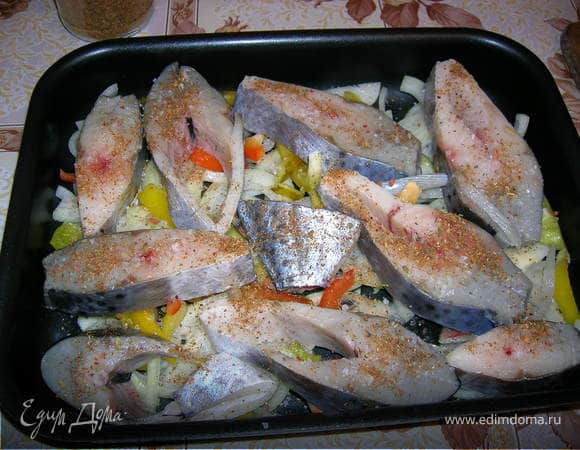 Рыбу (у меня масляная) помыть и порезать кусочками.
Лук и перец нарезать крупными кусками.
Морковь и сыр натереть на мелкой терке.
На дно формы налить немного масла, выложить лук и перец.
Сверху выложить рыбу, посолить и присыпать специями
