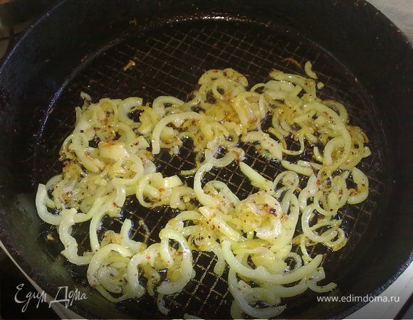 болгарский перед очищаем, разрезаем пополам и режем тонкими полосками.добавляем к луку.
на этом этапе я добавляю соль и пряности. так, они начинают отдавать свой запах, но и не пристают к сковороде, как если насыпать их сразу в растительное масло(возможно, это особенности только моей сковороды)