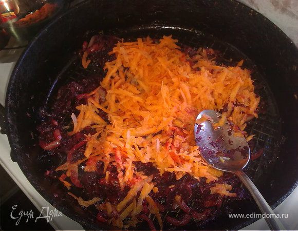 свеклу трем на крупной терке, добавляем к луку и перцу. если есть необходимость добавляем еще немного раст.масла, так как свекла хорошо его впитывает. на медленном-медленном огне томим до полуготовности, после чего отправляем туда натертую на крупной терке морковь. продолжаем готовить на медленном огне. 