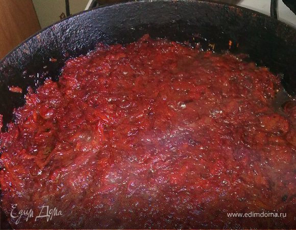 когда все овощи почти готовы - самое время добавлять томатный сок. 2\3 стакана выливаем в сковороду, перемешиваем оставляем чтобы выпарилась "лишняя" влага. пробуем нужна ли еще соль, перец, а в случае очень кислого сока, даже сахар. приправляем все по своему вкусу.