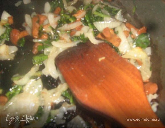 Лисички отварить в подсоленной воде.
Лук нарезать полукольцами и поджарить до прозрачности , к  луку добавить половину руколы и  лисички, а также специи.