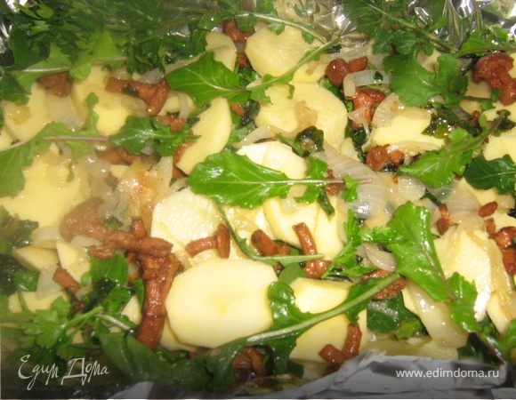 Картофель нарезать тонкими кружочками, слегка присолить. Фольгу складываем  в три слоя - два на дно формы, третий чтобы накрыть картофель. Первый слой половина картофеля, лук с грибами, свежая рукола и петрушка, немного взбрызнуть водой. Второй слой такой же, свежая зелень сверху, немноо присыпать перцем. Накрываем фольгой и в духовку на 40 минут. Если же вы не сторонники постных блюд, возьмите 50 граммов  сливочного масла, нарежьте кубиками  и положите между слоями, сверху можете натереть сыр.
