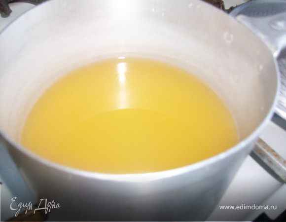 Взять кастрюльку, налить в нее ананасовый сок, довести до кипения.В кипящий сок насыпать овсяные хлопья. Варить кашу до готовности.