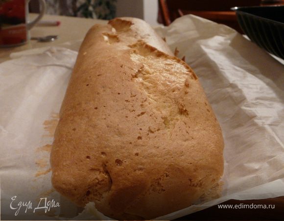 Бисквит (или génoise) - желтки с сахаром и ванилью хорошо перемешать. Просеять муку в эту массу. Отдельно взбить белки и вмешать в тесто. Духовка 175 С. Форму выложить бумагой и вылить тесто. Печь ок. 20 минут (моя форма высокая, но длиная).
