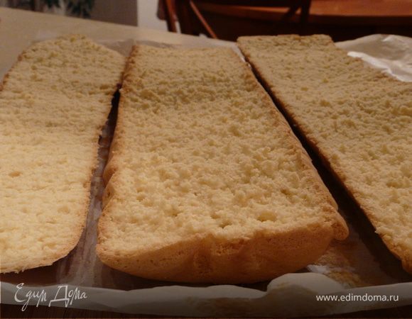 Йогурт взбить с сахаром и соком и цедрой лимона.