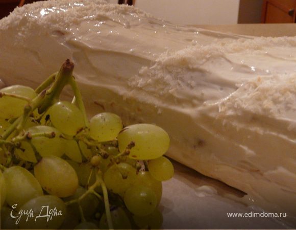 Вынув тесто, отделить его от бумаги, разрезать на 3 слоя. Пропитать слои кофе и затем смазать кремом. Украсить (я не сильно по украшениям).