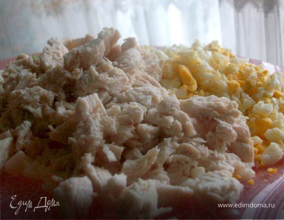 Режите курицу, яйца. Ананасы выкладываете на чистое полотенце, чтобы лишний сок стек. Ананасы нужны будут ни все, останутся еще на десерт)