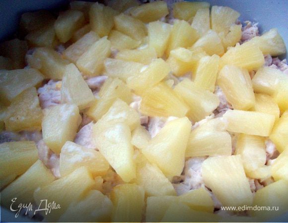 Выкладываем слои: 
-курица
-майонез
-ананасы
-майонез
-яйца
-майонез
