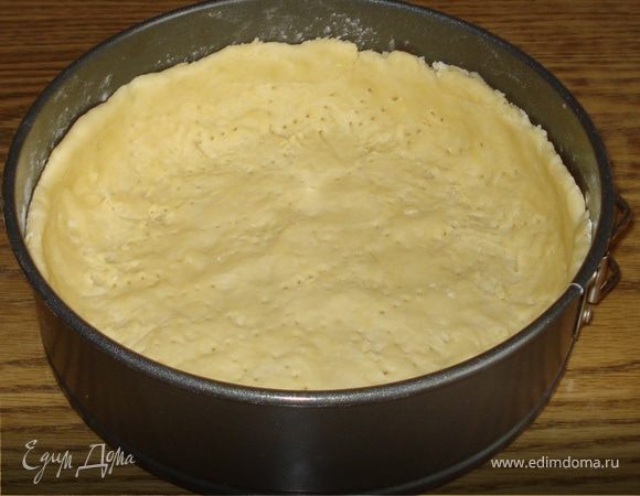 Масло перетереть с желтками. Добавить сметану и соду, перемешать.
Добавить муку. Замесить тесто. И положить в холодильник на минут 15.
После, тесто распределить рукой по круглой форме так, чтобы бортики формы были закрыты тестом. 
Положить в разогретую  духовку минут на 15. 