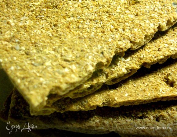 Берем хлебцы или гренки. С гренками получается намного вкуснее, но готовлю такие будтербродики с хлебцами ( в интересах здоровья и фигуры) =)
На хлебец накладываем аккуратный сырно - свекольный шарик! 