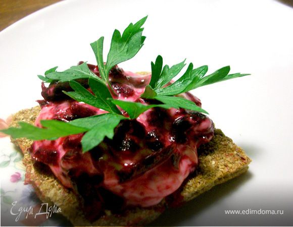 Получается удивительно нежная закуска, которая идет на ура и у детей и у взрослых! Проверено =)
