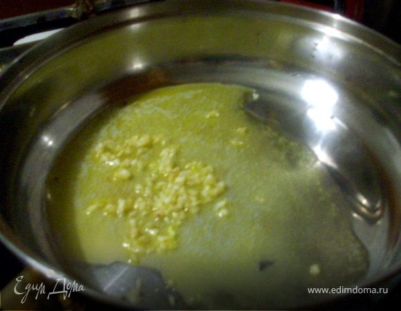 Поставить варить макароны. В сковороде растапливаем сливочное масло, добавляем туда измельченный чеснок, немного соли.  