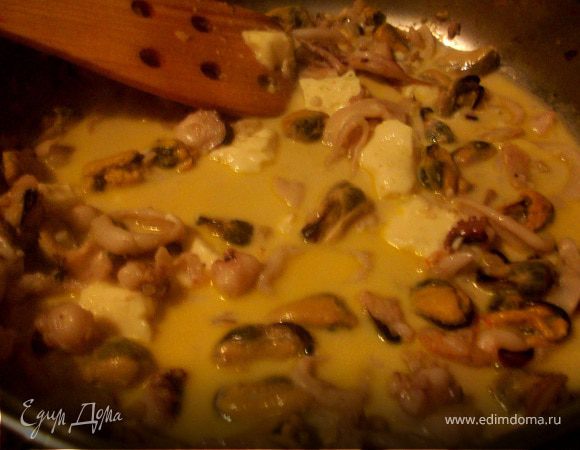 Затем добавить сырки для супа и сливки. Готовить 5-7 минут.  