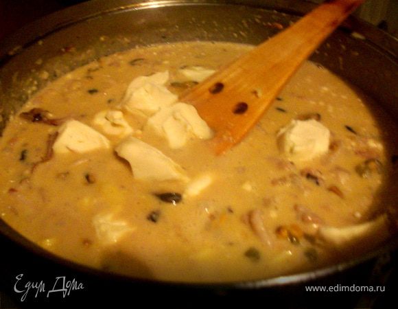 В конце добавляем молоко, смешанное с мукой. Нельзя однозначно сказать, сколько нужно добавлять молока. Это зависит от того, какое количество макарон Вы сварили. То есть нужно добавить столько молока, чтобы соуса хватило на все макароны. Сюда же можно добавить бульон (юшку) от морепродуктов, которую сливали до этого. Сырки, которые плохо плавятся режим кубиками и добавляем в пасту. Эти сырки не расплавятся до конца и кусочки плавленного сыра будут попадаться уже в готовом блюде вместе с морепродуктами. 