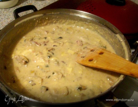 Соус готовить до получения желаемой консистенции (минут 5-10). Посолить и поперчить по желанию. Добавить зелень. Готовые макароны добавить в соус и готовить еще минут 5! Приятного аппетита!! 

﻿