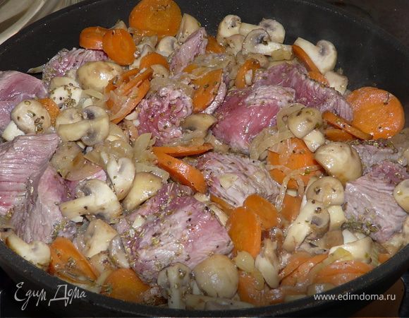 Духовка 190С. Тушить лук несколько минут на оливковом. Подбавить огонь и добавить сливочное масло, морковку, грибы, сельдерей, чеснок. Пару минут подержать, добавить мясо, тимьян, соль и перец.