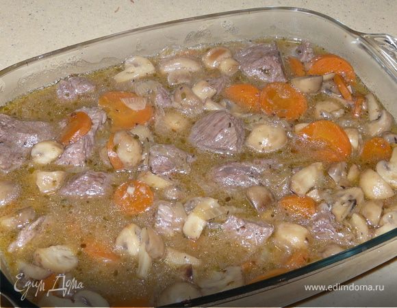 Около 5 минут потушить, влить пиво и всыпать муку.  Все хорошо прогреть и переложить в огнеупорную посуду. Накрыть фольгой и томить ок. 1,5 часов.