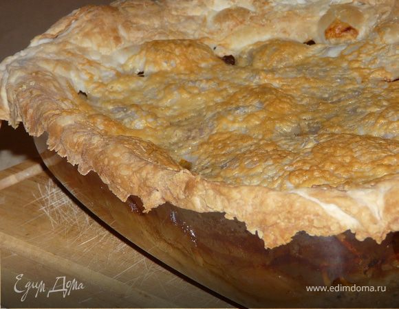  Где-то после 40 минут перемешать мясо и опять вернуть. Вынуть из духовки, всыпать половину сыра в мясо и перемешать. Сверху на мясо выложить пласт теста, чуть больше, чем форма и завернуть края (у меня одного листа еле хватило натянуть). Сверху присыпать оставшимся сыром и сделать несколько дырочек. Поставить еще на 15 минут.
