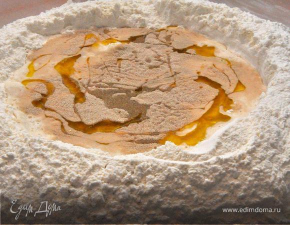 Тесто и соус для пиццы готовим по моему рецепту:
http://www.edimdoma.ru/recipes/14221