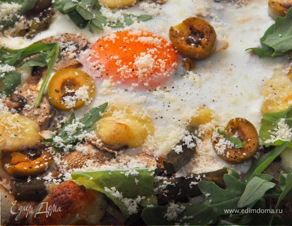 Край (1см) теста оставить пустым для получения хрустящей корочки. Положить пиццу на решетку и отправит в духовку, разогретую до 180 гр. на 5 минут. Затем выдвинуть решетку, аккуратно  вбить в центр пиццы яйцо и отправить обратно в духовку еще на 5-6 мин. 