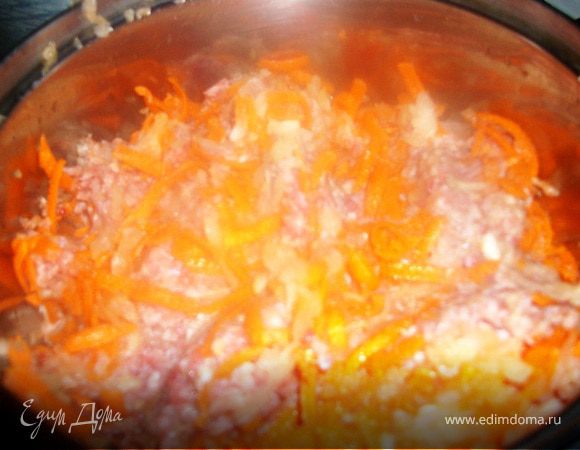 Вначале делаем рагу. Итак, берем кастрюлю, фарш, добавляем 2 тертые морковки и 2 луковицы (тоже тертые или мелко порезанные), корешок сельдерея. Все это перемешать руками и поставить на средний огонь. Через несколько минут добавить оливковое масло 