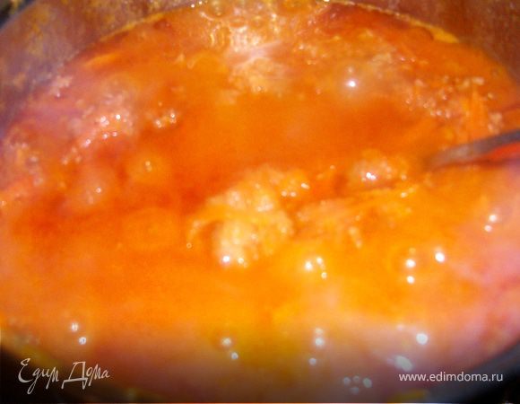 Добавить томатную пасту или помидоры и готовить 2 часа! Не меньше! Только через 1.5 часа начинает появляться необычайный вкус и аромат рагу! Рагу периодически помешивать, при необходимости добавляя томаты или вино. 