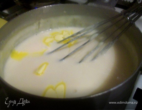 Бешамелла: (как называют этот соус итальянцы) Муку залить молоком, перемешать. Поставить на маленький огонь. Довести до кипения, часто помешивая. Как только закипит, снять с огня и добавить сливочное масло. Соус готов!