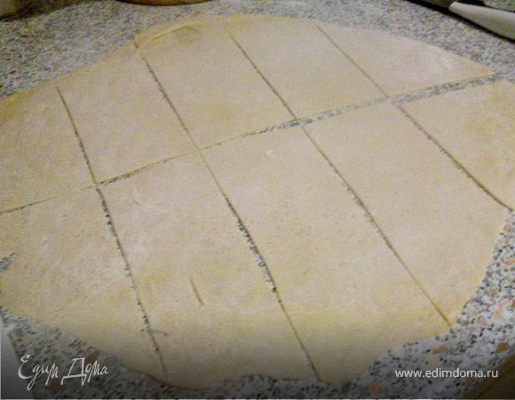 Вынимаем тесто из холодильника. Скорее всего, тесто понадобится не все. Если остается, я кладу в морозилку до следующей лазаньи. Раскатываем тесто очень тонко, и режим на полосочки, примерно вот так: