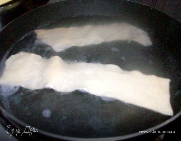 Далее берем кастрюлю или большую сковороду (в сковороде удобнее намного) ! Наливаем воду, ставим на огонь. Когда вода закипит, кидаем туда полоски теста. По 2-3 полоски максимум. Варим полоски 4 минуты. Затем кидаем следующие полоски вариться. 