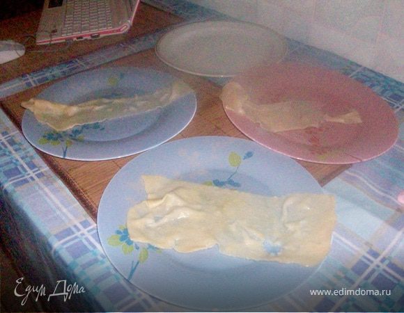 Затем аккуратно, вытаскиваем и раскладываем на тарелке. Нельзя, чтобы полоски во время сушки соединялись. Они очень липкие, потом их сложно очень отлепить друг от друга.