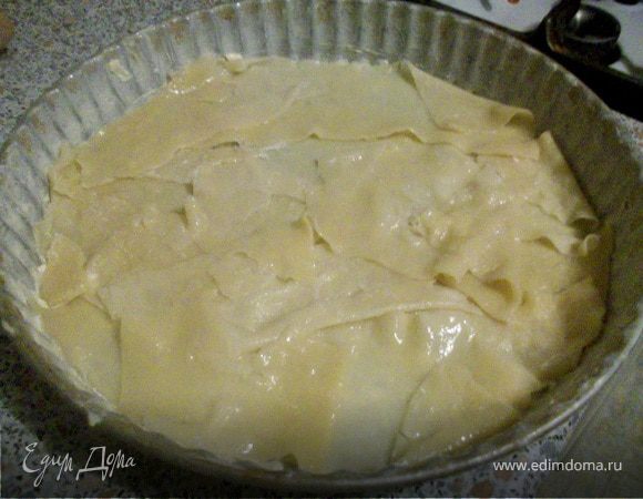 Берем форму, где будет выпекаться лазанья. Смазываем маслом очень хорошо! Выкладываем полоски теста так, чтобы закрывали дно полностью. 