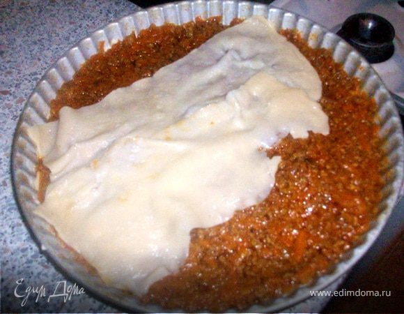 Сверху кладем весь фарш, затем снова тесто.