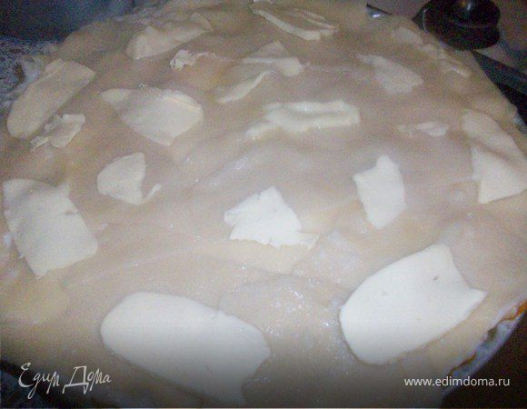 Затем весь соус. Закрываем все это тестом. Берем сливочное масло, тонко режим и кладем сверху последнего слоя теста(на картинке). Сверху добавляем тертый сыр.