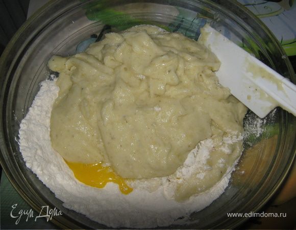 Сварить картофель в мундире. Остудить, почистить, размять (я использовала блендер). Посолить, поперчить.
Смешать муку, желток и картофель.