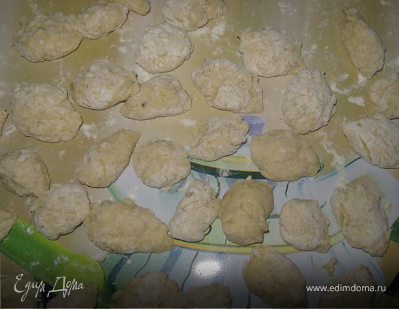 Замесить тесто. Насыпать на стол муки, скатать из теста жгутики толщиной 2 см, и разрезать их по 3 см в длину. 