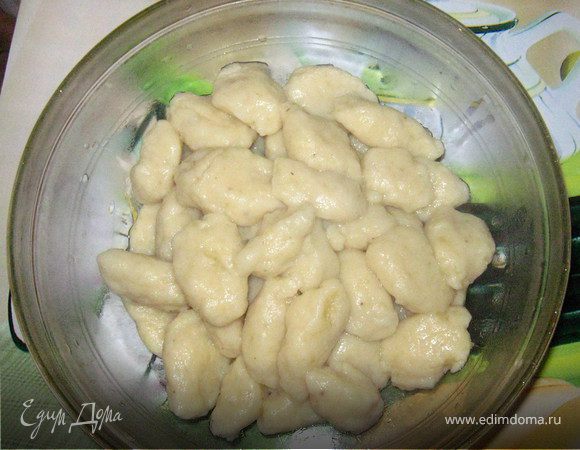 Каждую клецку обвалять в муке и сварить в подсоленной кипящей воде. 
Вынуть шумовкой.