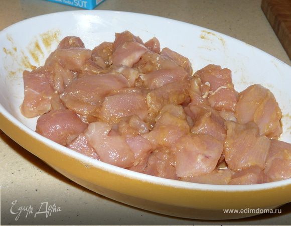 Нарезать мясо на небольшие кубики и замариновать на 30 мин. в маринаде.