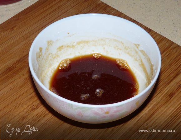 Смешать ингридиенты для соуса.