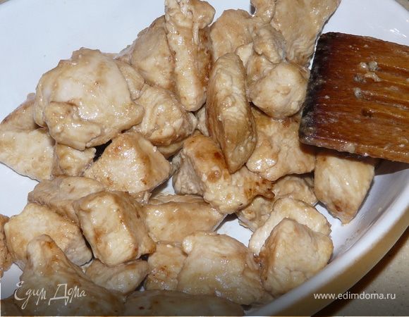 Нагреть вок, налить 1 ст.л. раст. масла и почти до готовности довести курицу, вынутую из маринада. Отложить ее в сторону.