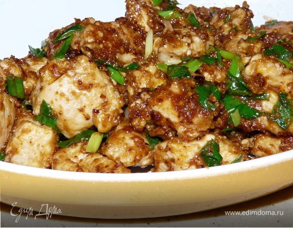 Вымыть вок, налить 2 ст.л. раст. масла и когда нагреется положить имбирь и чеснок, перемешать и положить чили (если целые, то порезать пополам). Когда все прогреется, добавить мясо. Перемешать, добавить арахис и еще несколько раз перемешивать. Влить соус, перемешать. Всыпать лук и опять перемешать. 
Вынув из вока, подать с белым рисом.
