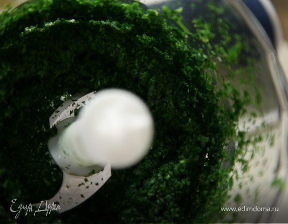 Всю зелень и чеснок измельчить в блендере или очень мелко-мелко нарезать.