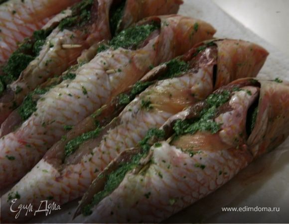 Соединить зелень с размягченным сливочным маслом и перемешать.Нафаршировать рыбу.