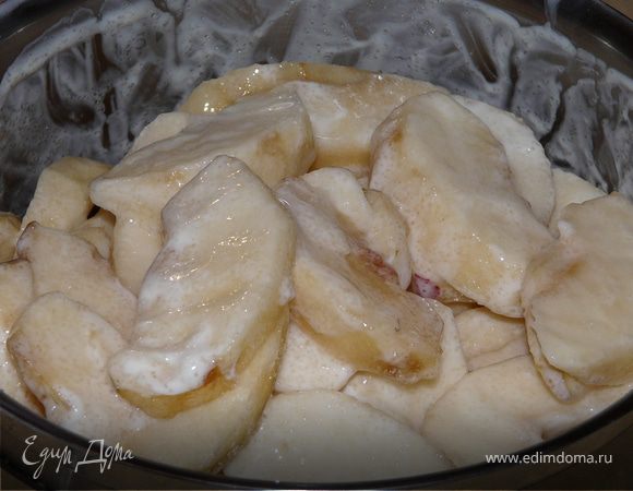 Начинка- порезать яблоки тонкими дольками, смешать сливки с сахаром и перемешать с яблоками. Отставить в холодильник.