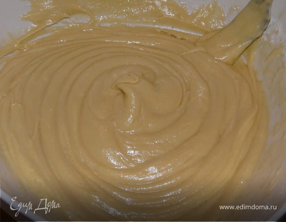 Тесто- масло с сахаром взбить до кремовой массы, добавить по 1 яйца. Сюда же просеять муку, соль и порошок, добавить ром и воду. Хорошо вымешать.