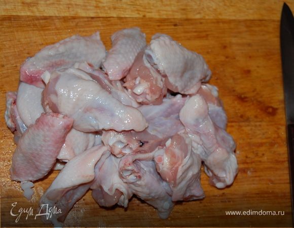 Ставим разогреваться фритюрницу с растительным маслом и духовку.  Пока масло греется, берем крылья, не моем их, а если вымыли - то обсушить  как следует, это важно! начинаем их разделывать - режем на 3 части по суставам, кончики крыльев нам не понадобятся в этом блюде, убираем их в сторону.