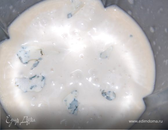 Наше масло еще не кипит, и мы займемся гарниром – почистим морковь и сельдерей и сделаем сырный соус. Итак, соус для гарнира:  в блендер кладем 2-3 куриных яйца( и белок и желток), пару зубчиков чеснока, соль 1 ч.л. и сахар 1/2 ч.л., уксус 1 ч.л. и начинаем взбивать, почти сразу начинаем тоненькой струйкой вводить подсолнечное масло (можно и оливковое, но мне не нравится привкус). когда соус только-только начинает густеть, крошим сыр. Соус можно сделать  погуще или пожиже, кому как больше нравится.